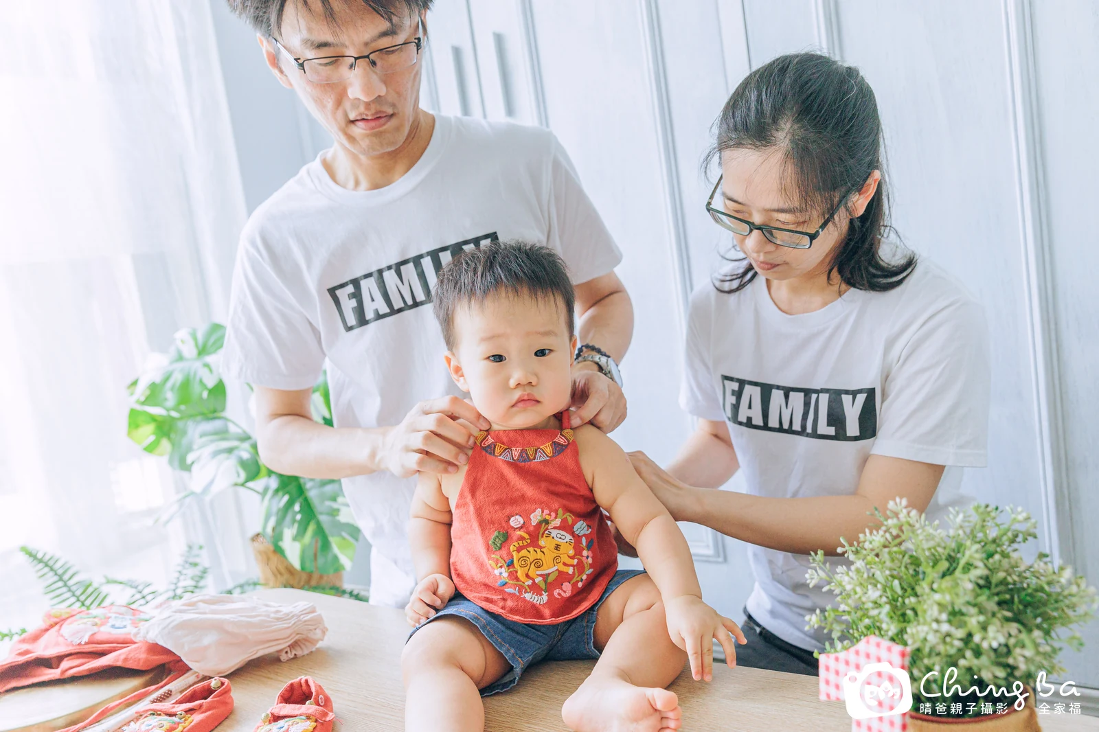 閎ㄟ在台中拍小家庭抓周的珍貴一刻