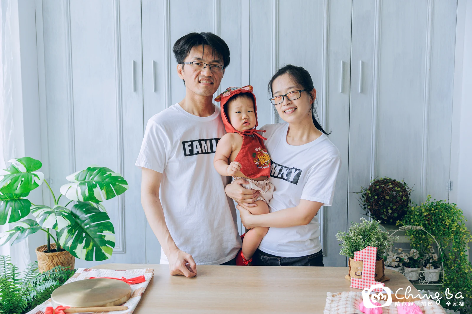 約 1 歲寶貝的閎ㄟ拍抓周，2 大 1 小的周歲紀念