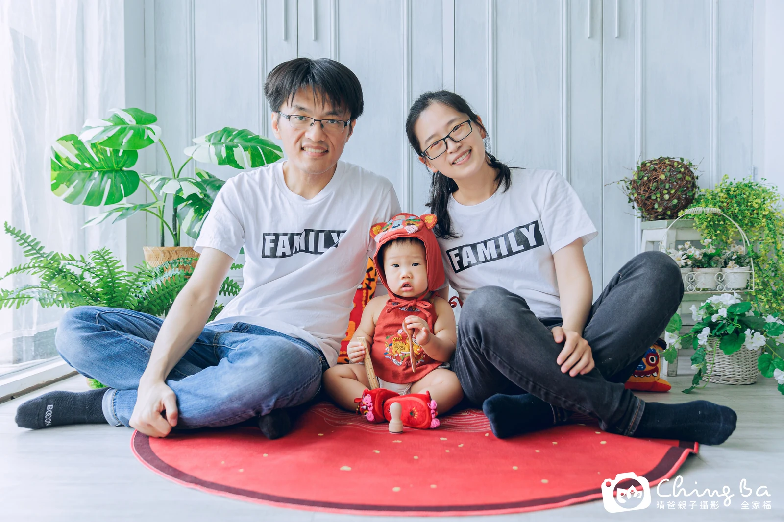 約 1 歲寶貝的閎ㄟ拍抓周，2 大 1 小的周歲紀念