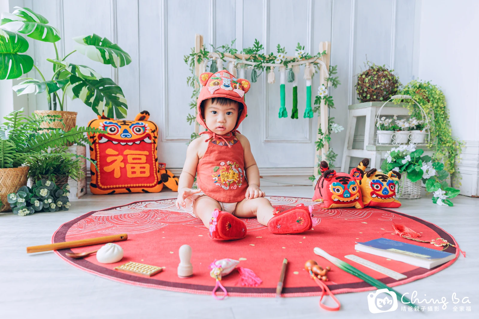 約 1 歲寶貝的泓泓拍抓周，2 大 1 小的周歲紀念