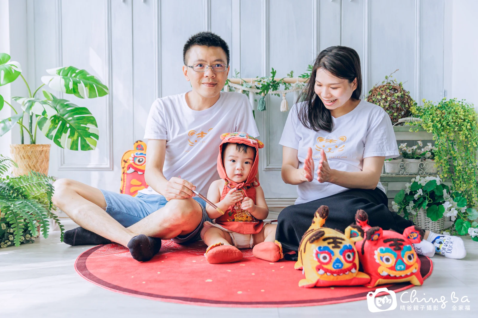 約 1 歲寶貝的小旭拍抓周，2 大 1 小的周歲紀念