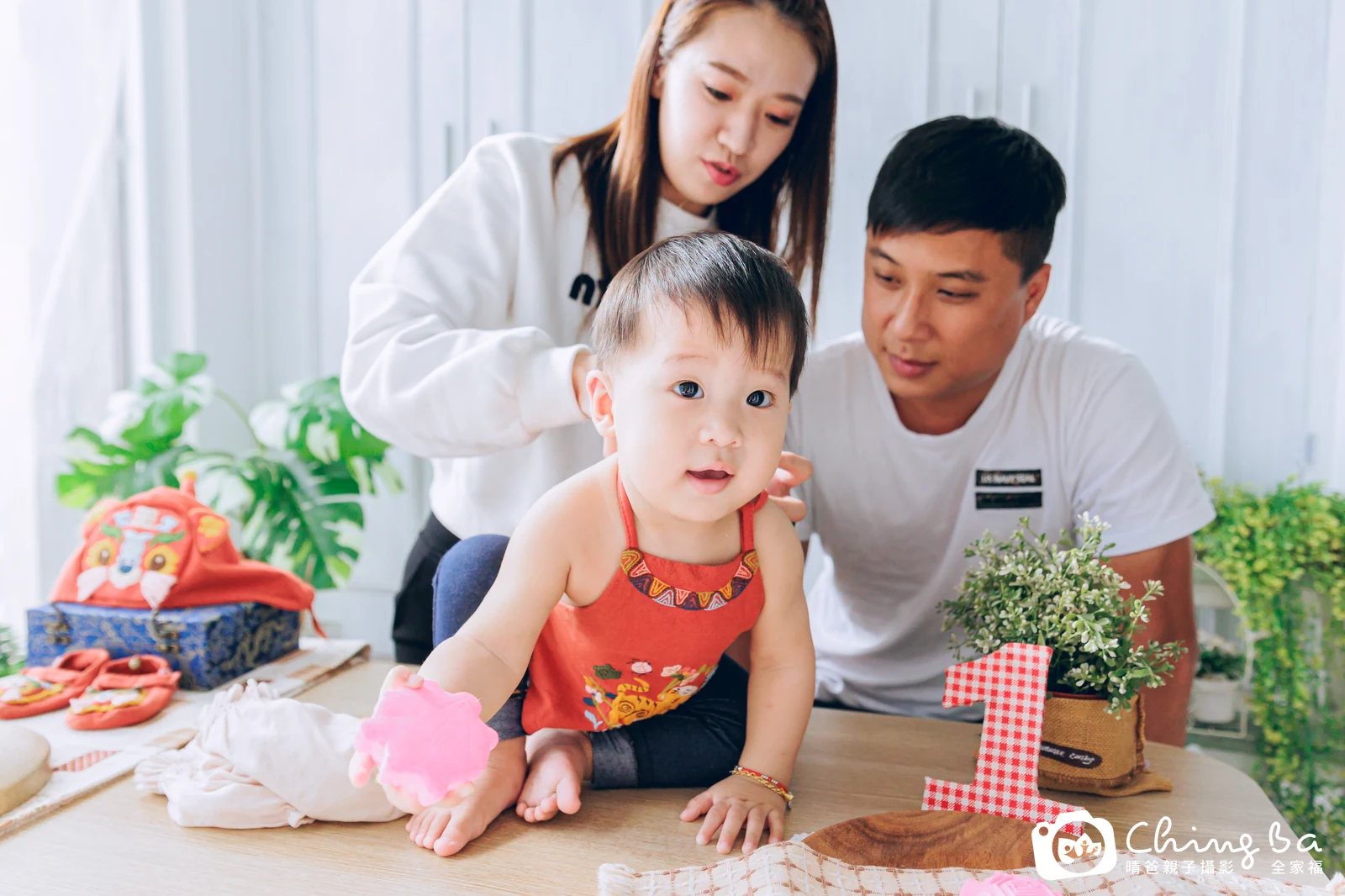 杰在台中拍小家庭抓周的珍貴一刻
