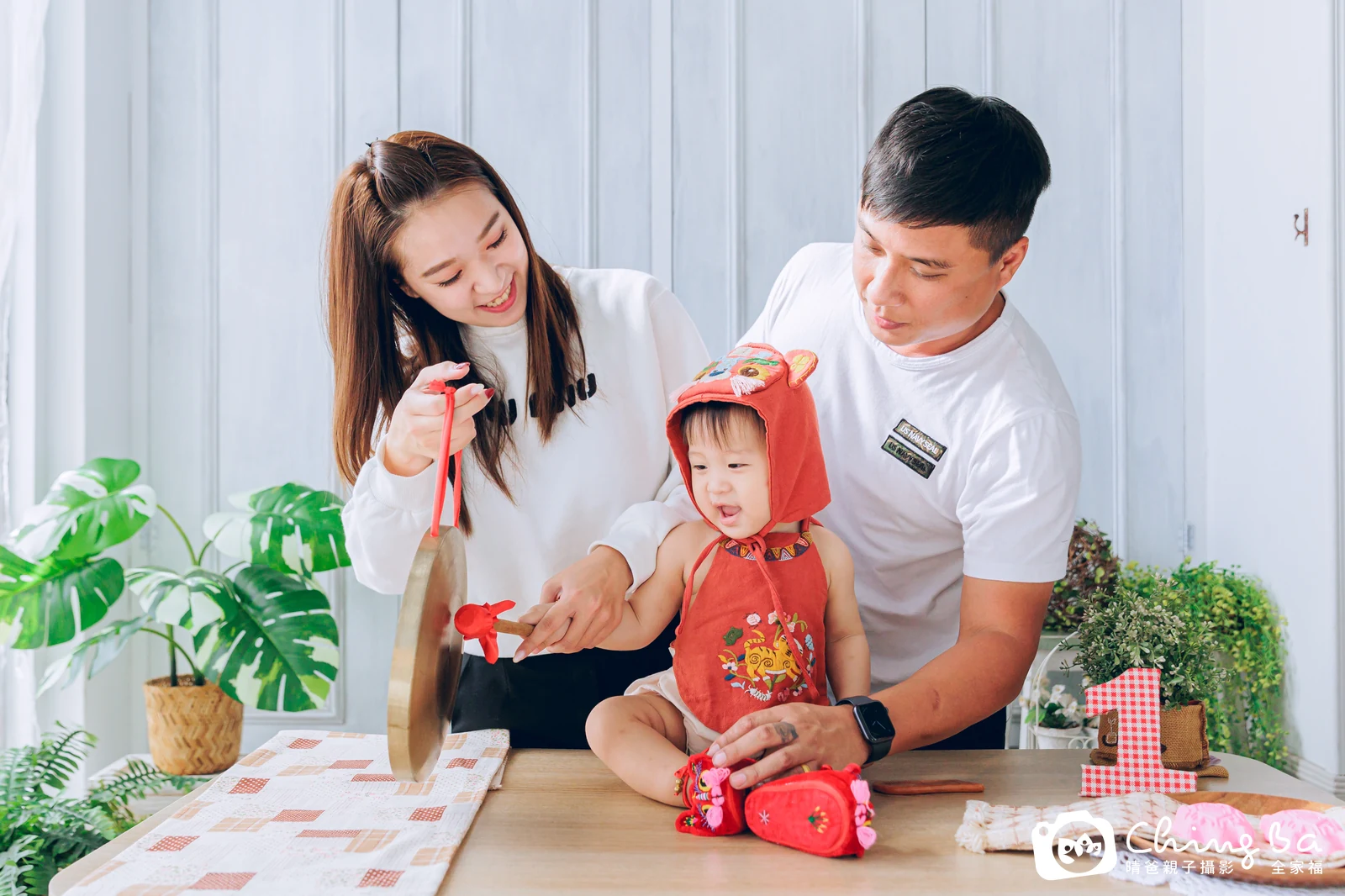 杰在台中拍小家庭抓周的珍貴一刻