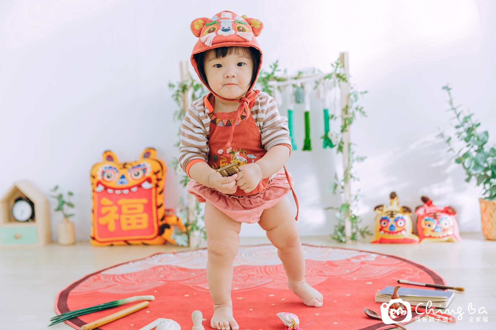 約 1 歲寶貝的包子拍抓周，4 大 3 小的周歲紀念