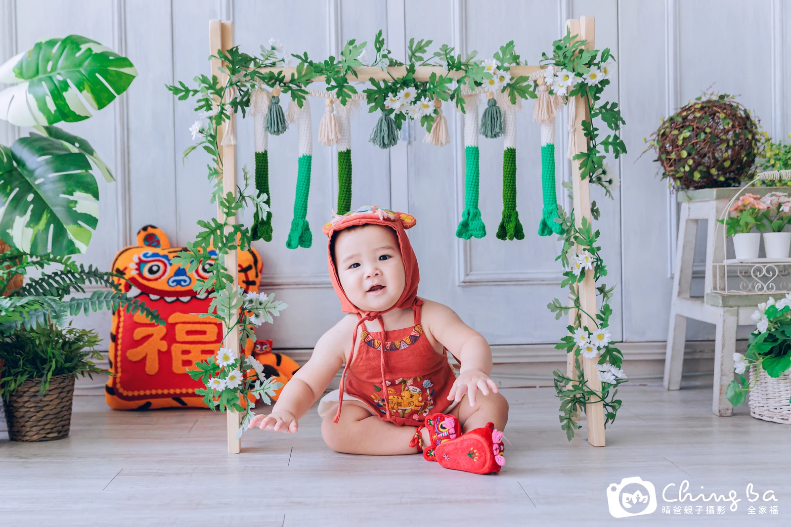 約 1 歲寶貝的芭樂籽拍抓周，2 大 1 小的周歲紀念