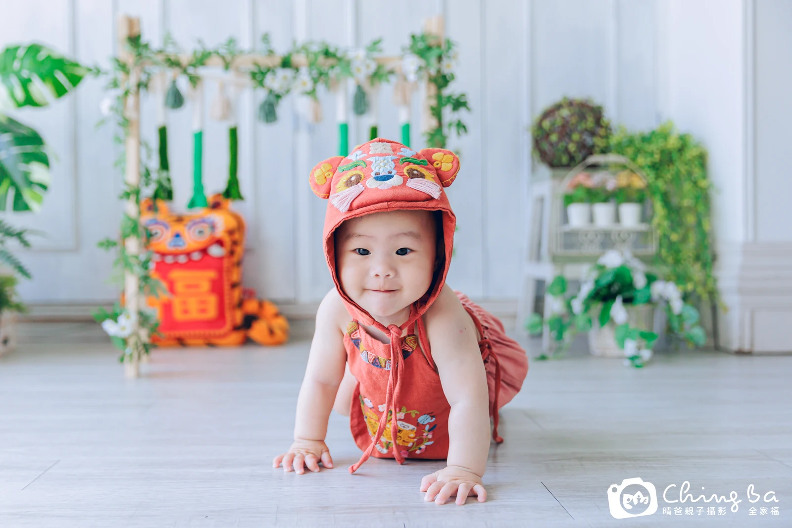 1 歲寶貝的妹妹拍抓周，2 大 2 小的周歲紀念