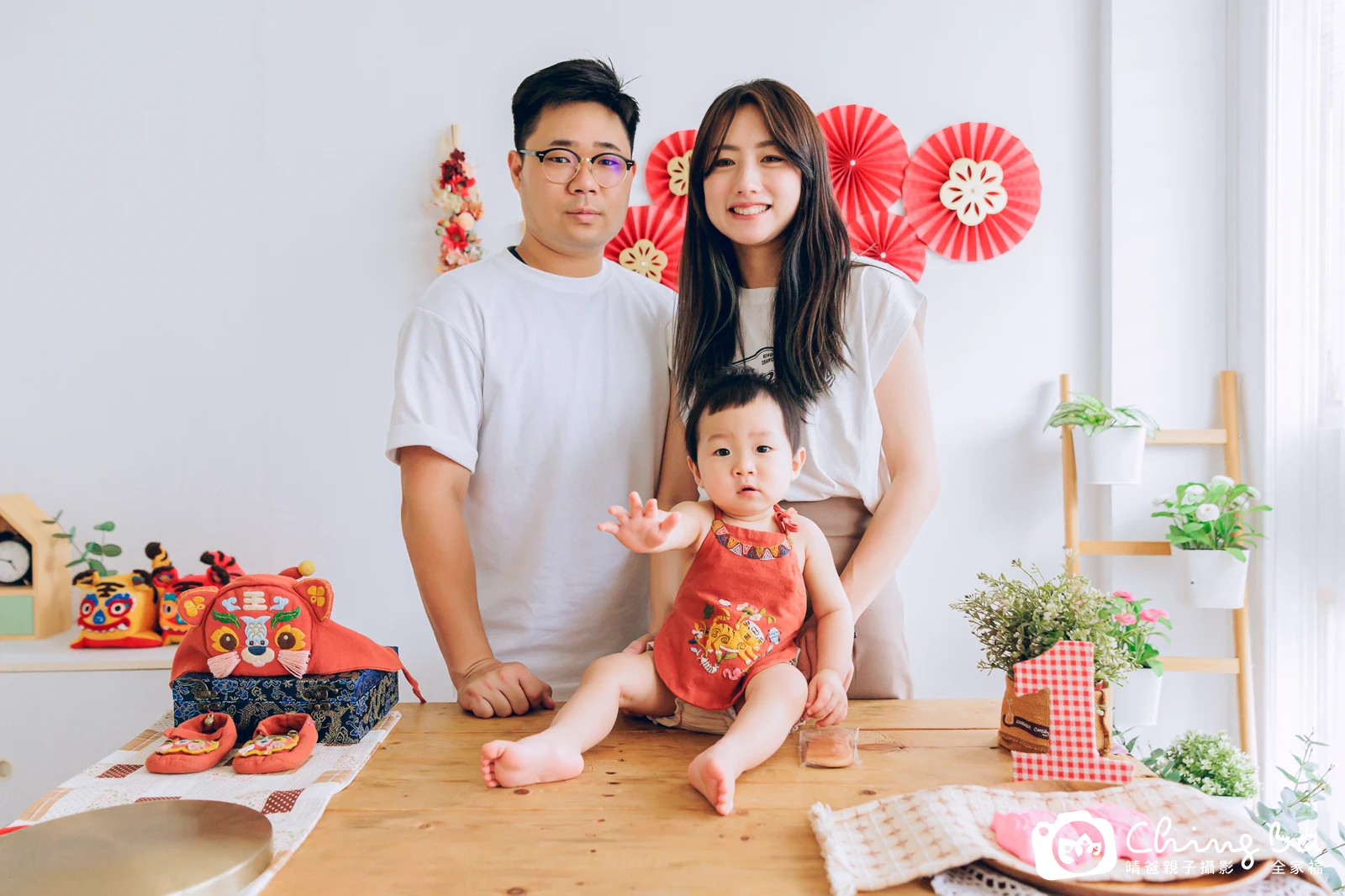 約 1 歲寶貝的勳拍抓周，5 大 1 小的周歲紀念