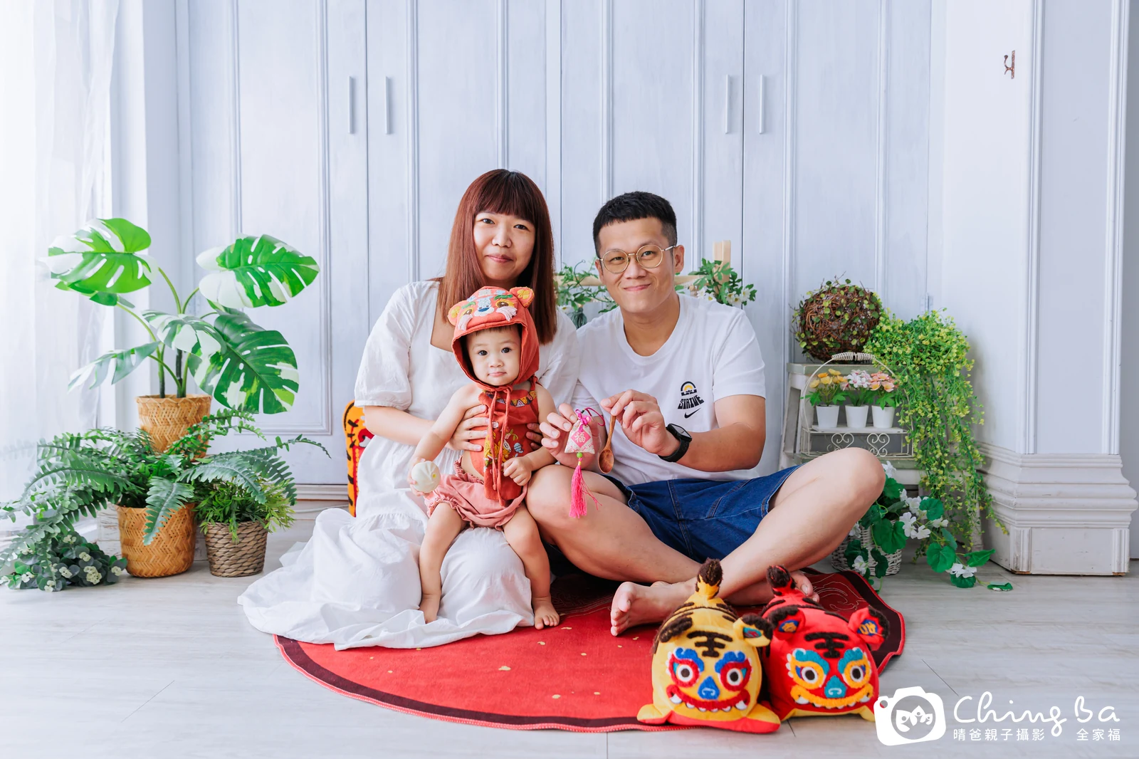 1 歲 1 個月寶貝的玥拍抓周，2 大 1 小的周歲紀念