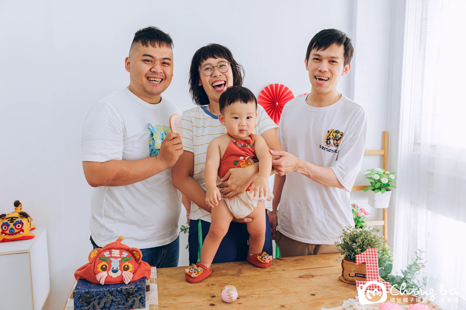 1 歲寶貝的松松拍抓周，9 大 1 小的周歲紀念