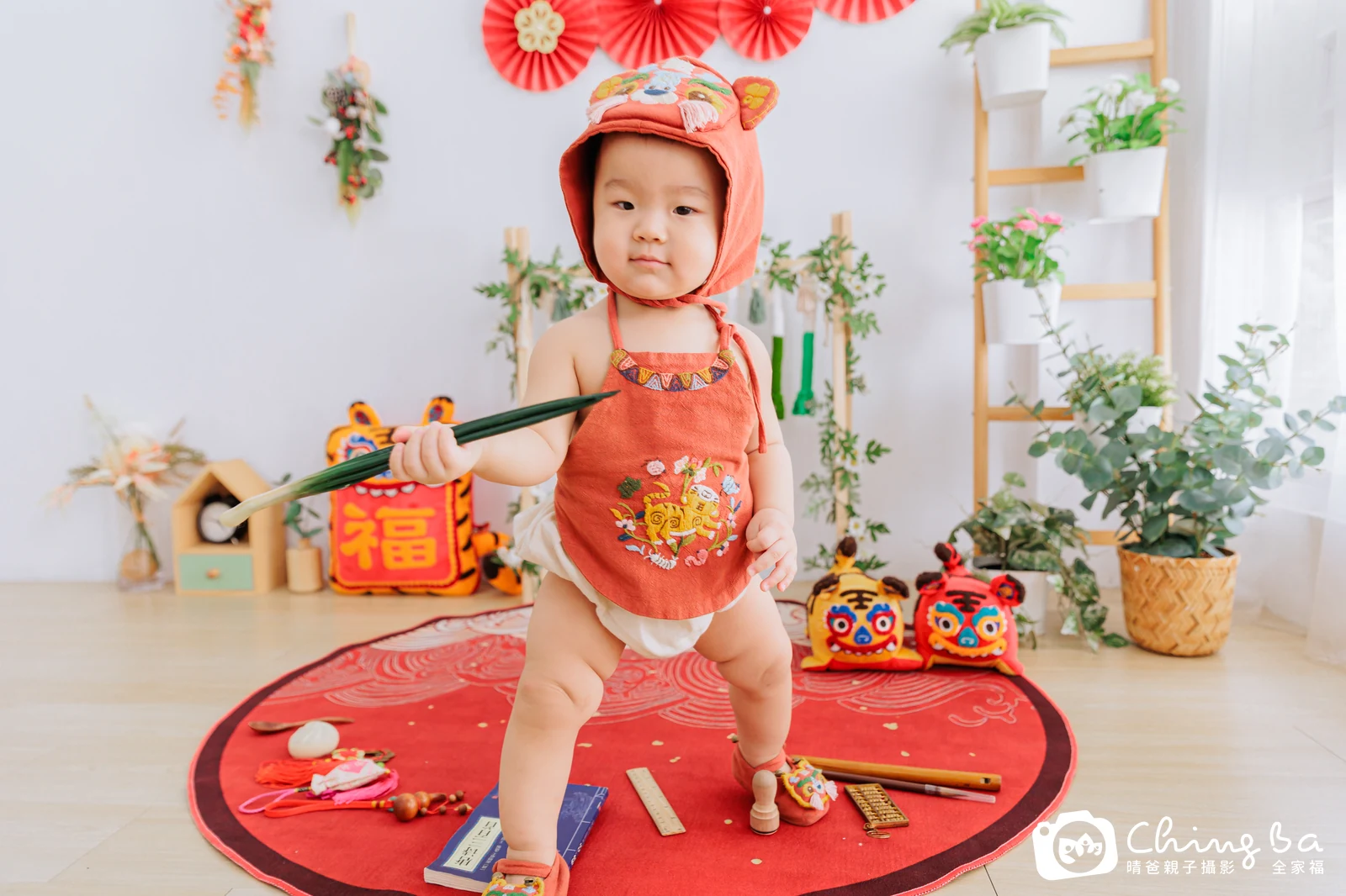 1 歲寶貝的彥彥拍抓周，4 大 1 小的周歲紀念