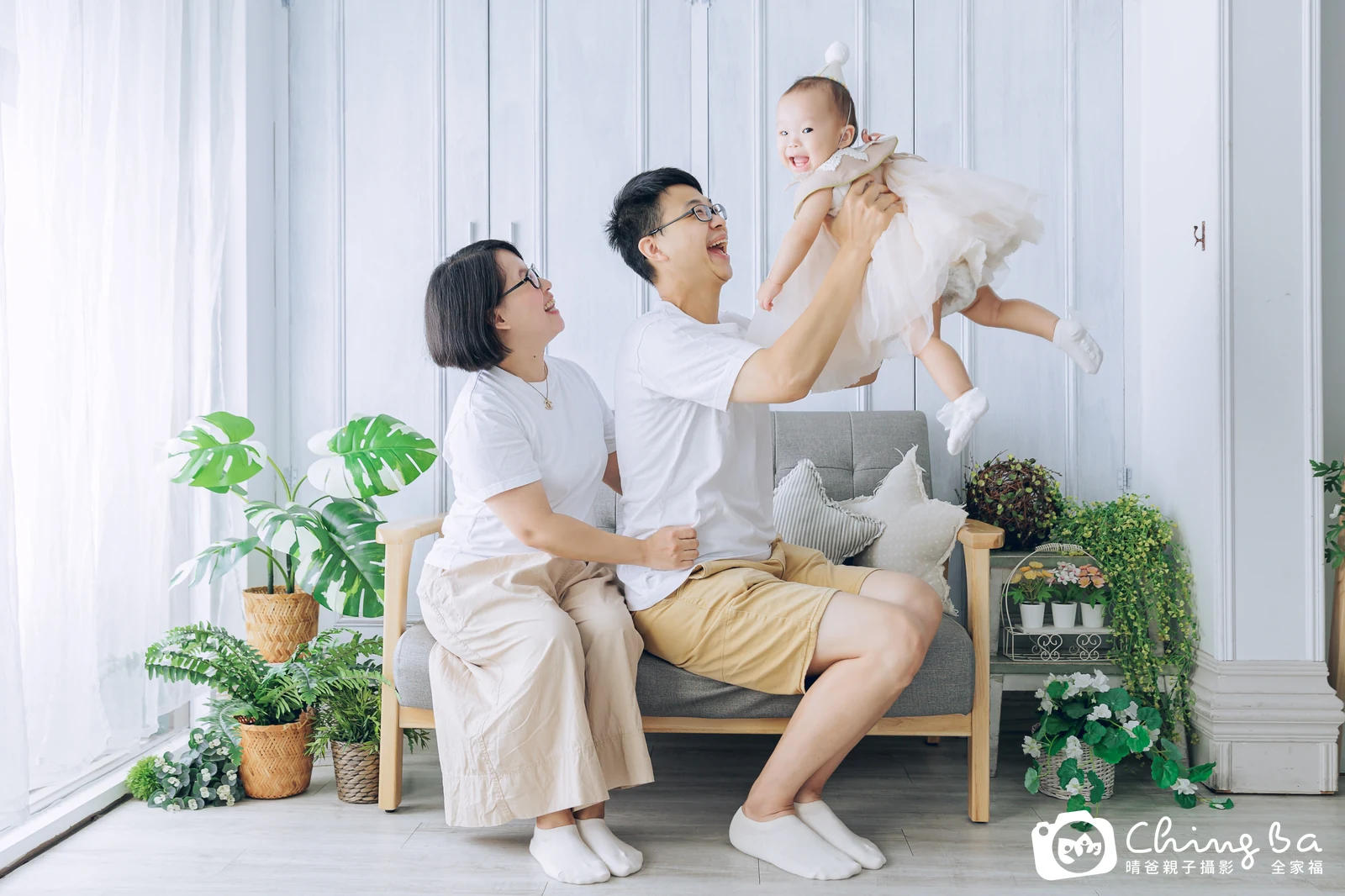 Mika 1 歲寶貝 台中小家庭抓周紀念照｜晴爸親子攝影