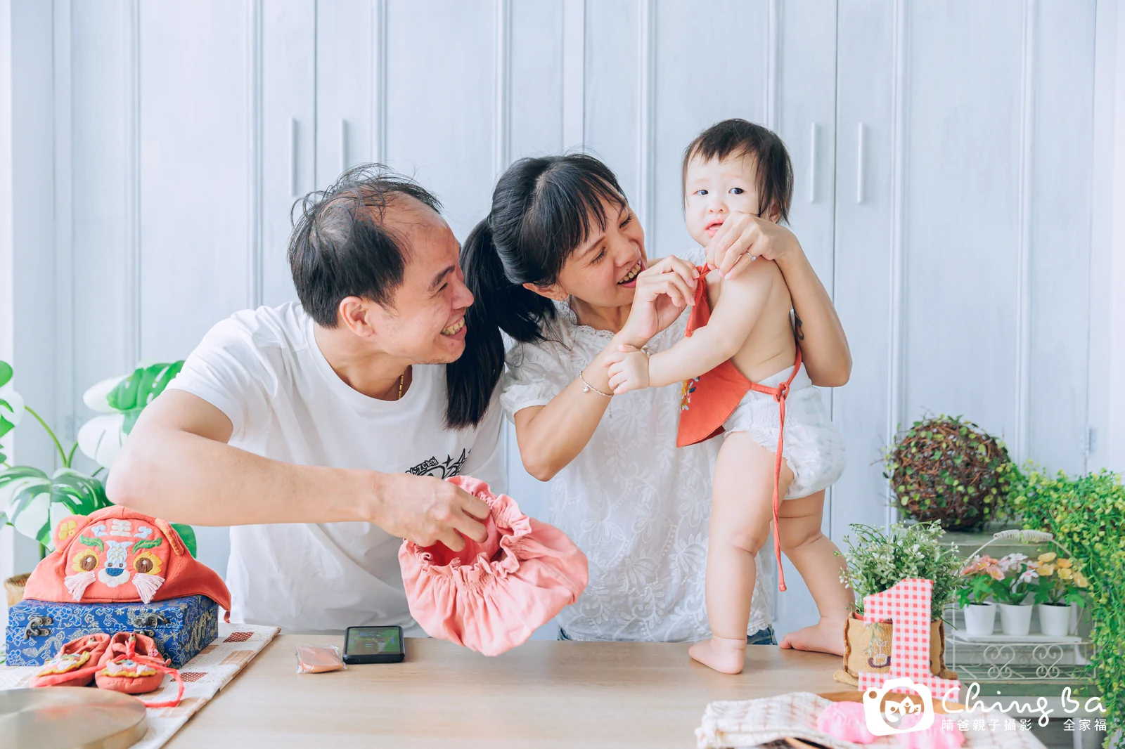 小妞妞周歲抓周儀式的紀錄（2023 年秋季・假日場）