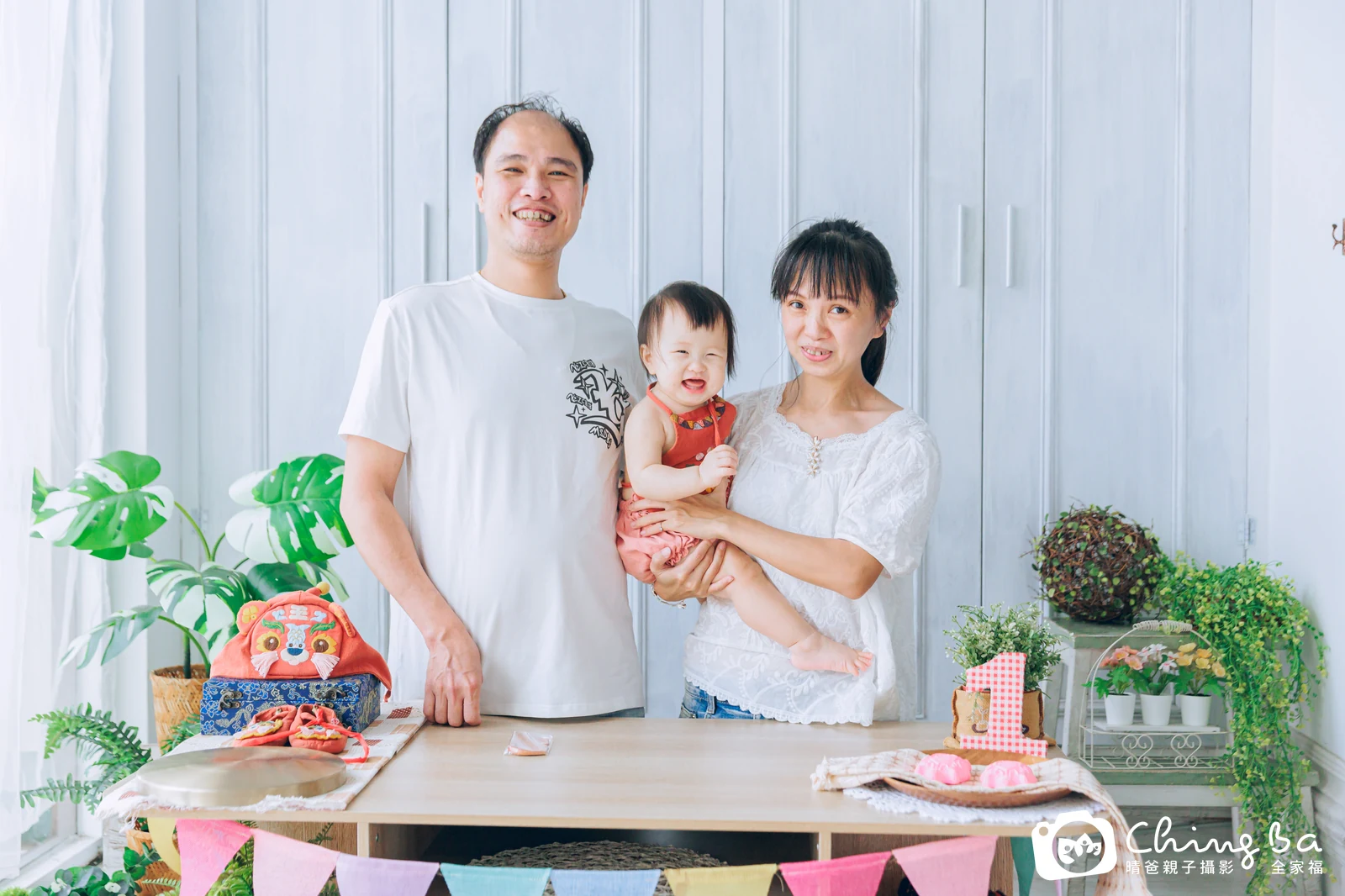 1 歲寶貝的小妞妞拍抓周，2 大 1 小的周歲紀念