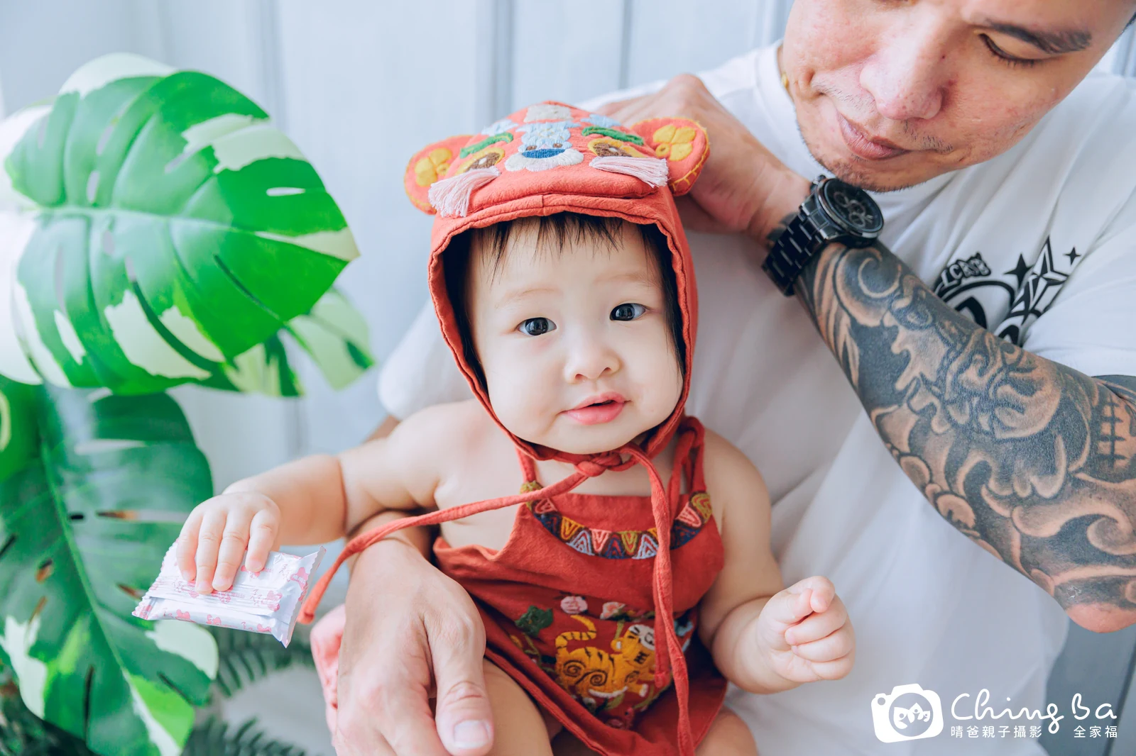 1 歲寶貝的小妞妞拍抓周，2 大 1 小的周歲紀念