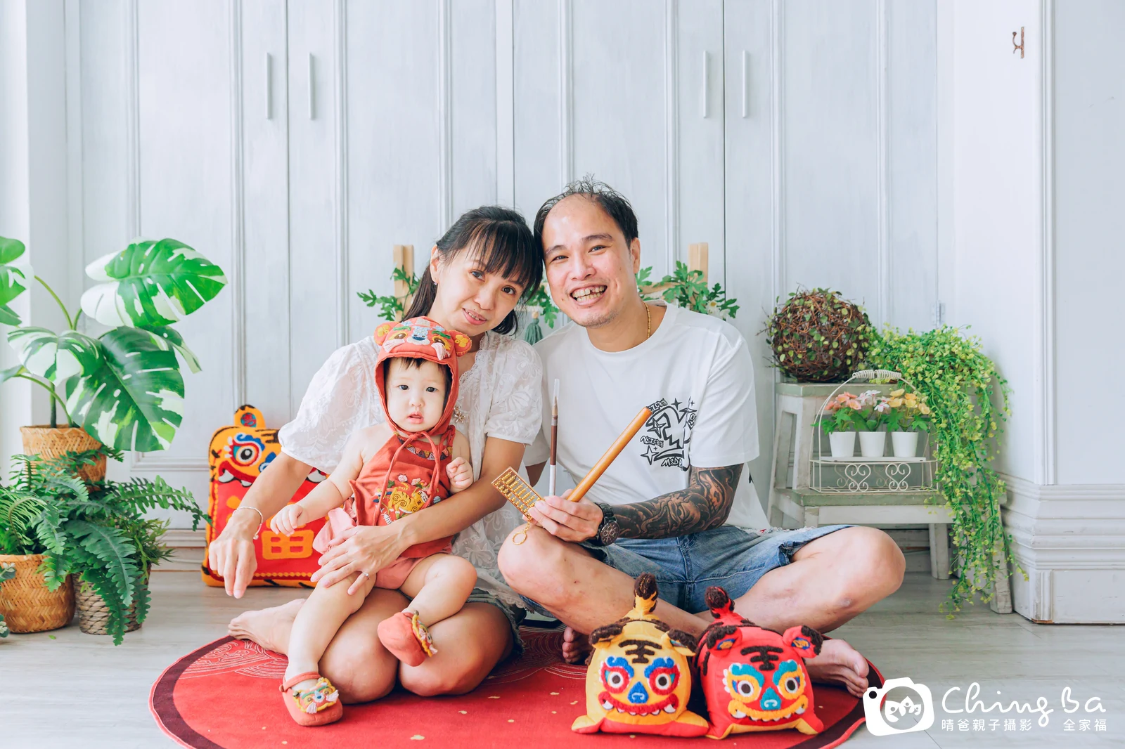 1 歲寶貝的小妞妞拍抓周，2 大 1 小的周歲紀念