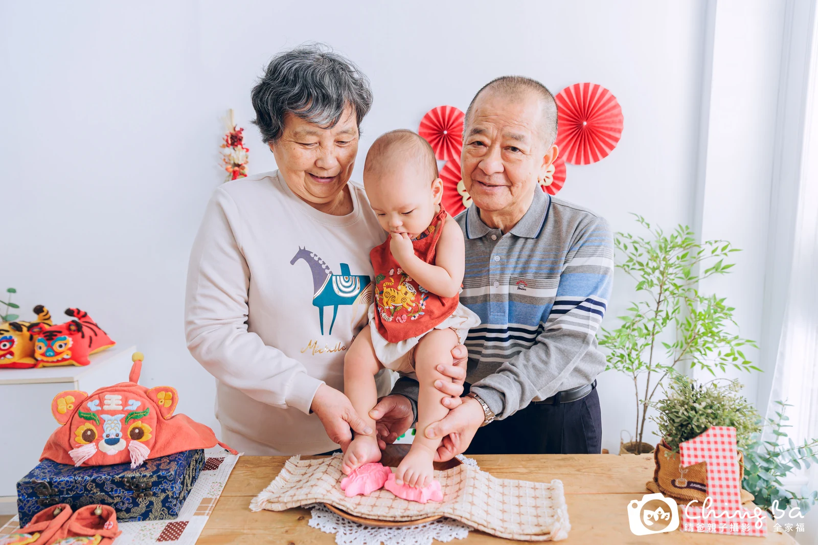 1 歲寶貝的宥宥拍抓周，9 大 1 小的周歲紀念