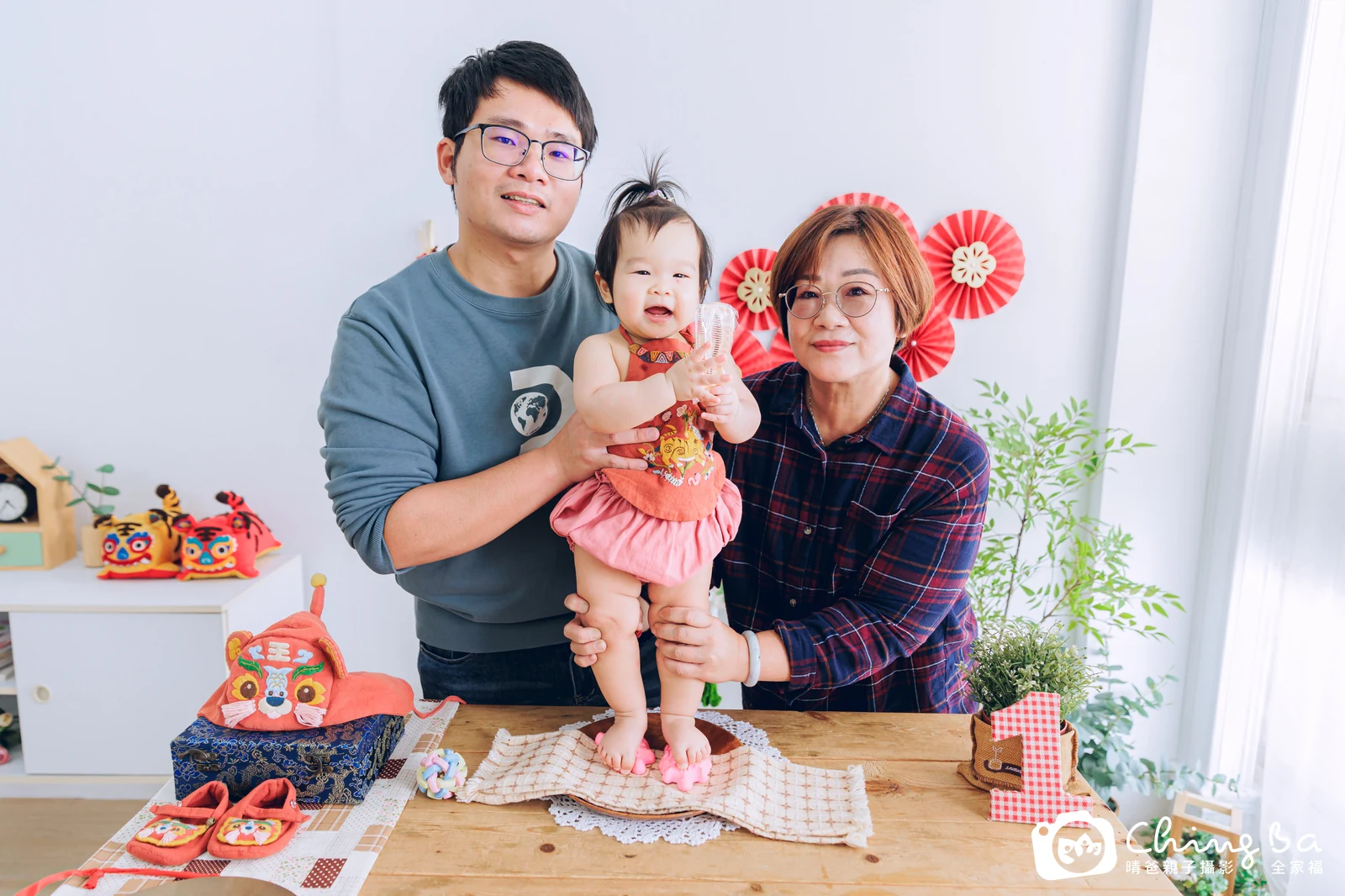 約 1 歲寶貝的米飛兔拍抓周，5 大 1 小的周歲紀念