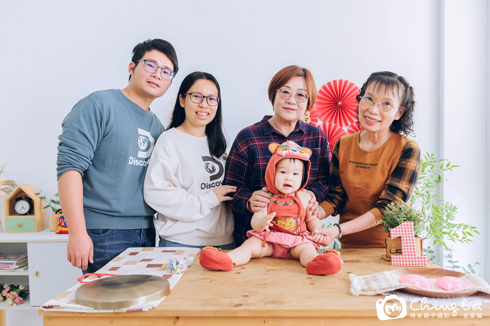 約 1 歲寶貝的米飛兔拍抓周，5 大 1 小的周歲紀念