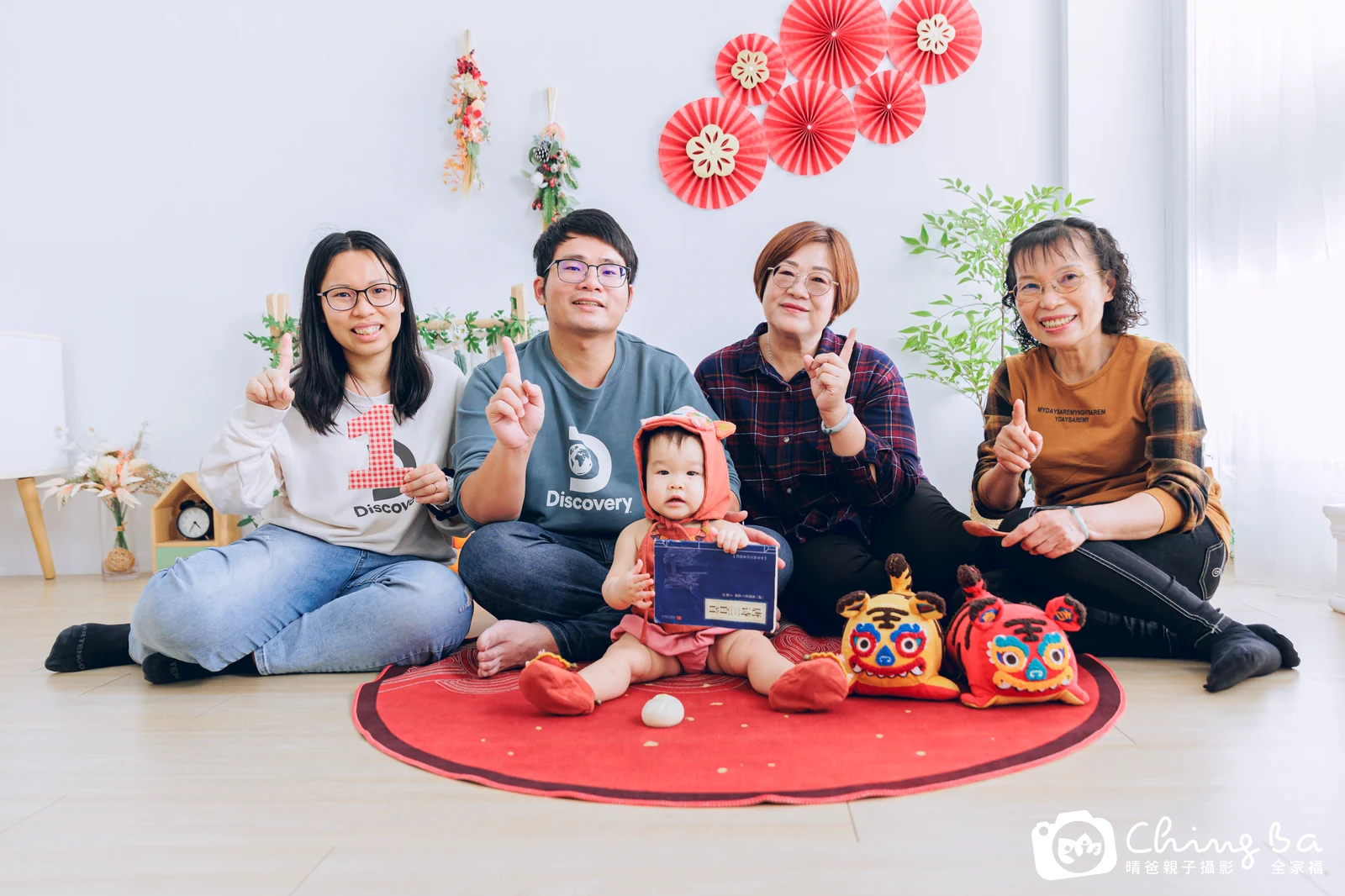 約 1 歲寶貝的米飛兔拍抓周，5 大 1 小的周歲紀念