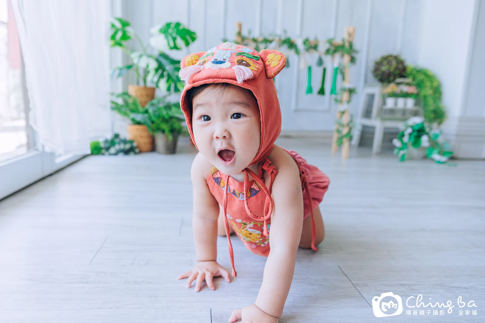1 歲寶貝的妹妹拍抓周，2 大 2 小的周歲紀念