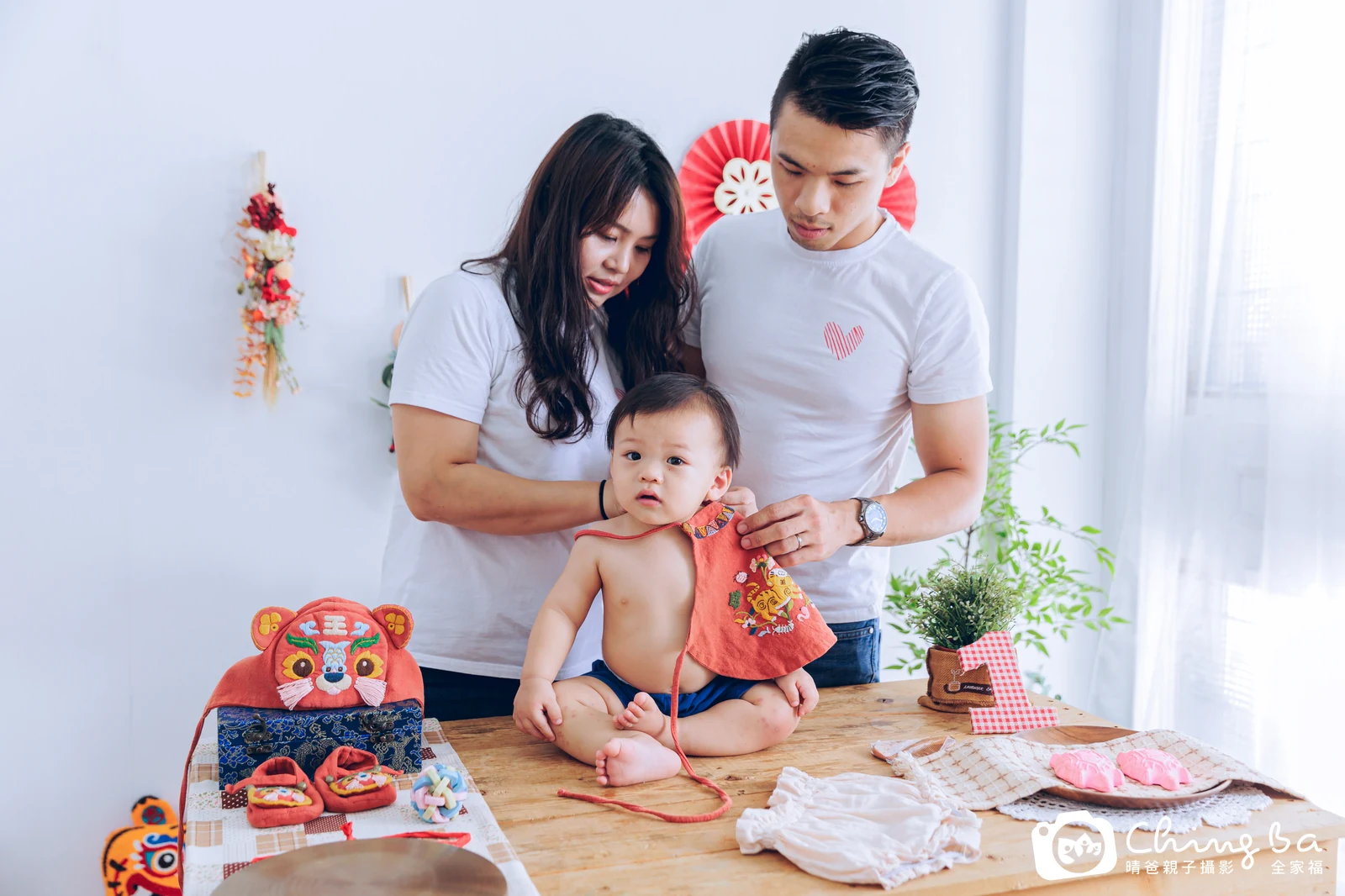約 1 歲寶貝的王子麵拍抓周，7 大 1 小的周歲紀念