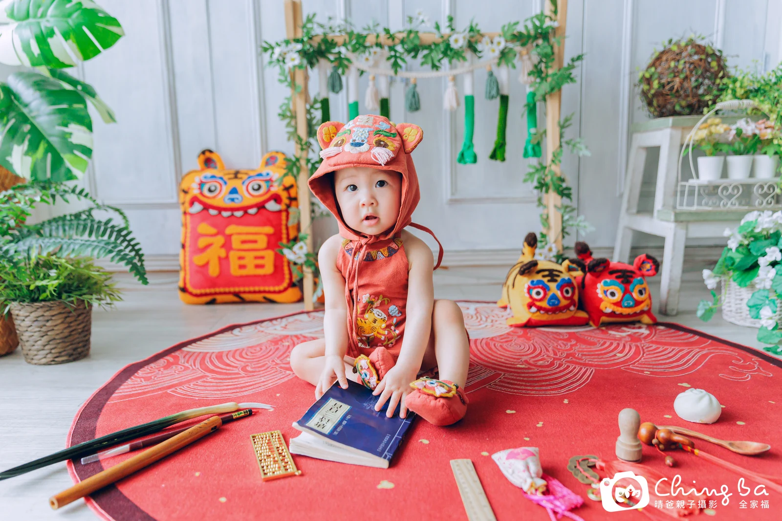 1 歲寶貝的亭亭拍抓周，2 大 1 小的周歲紀念