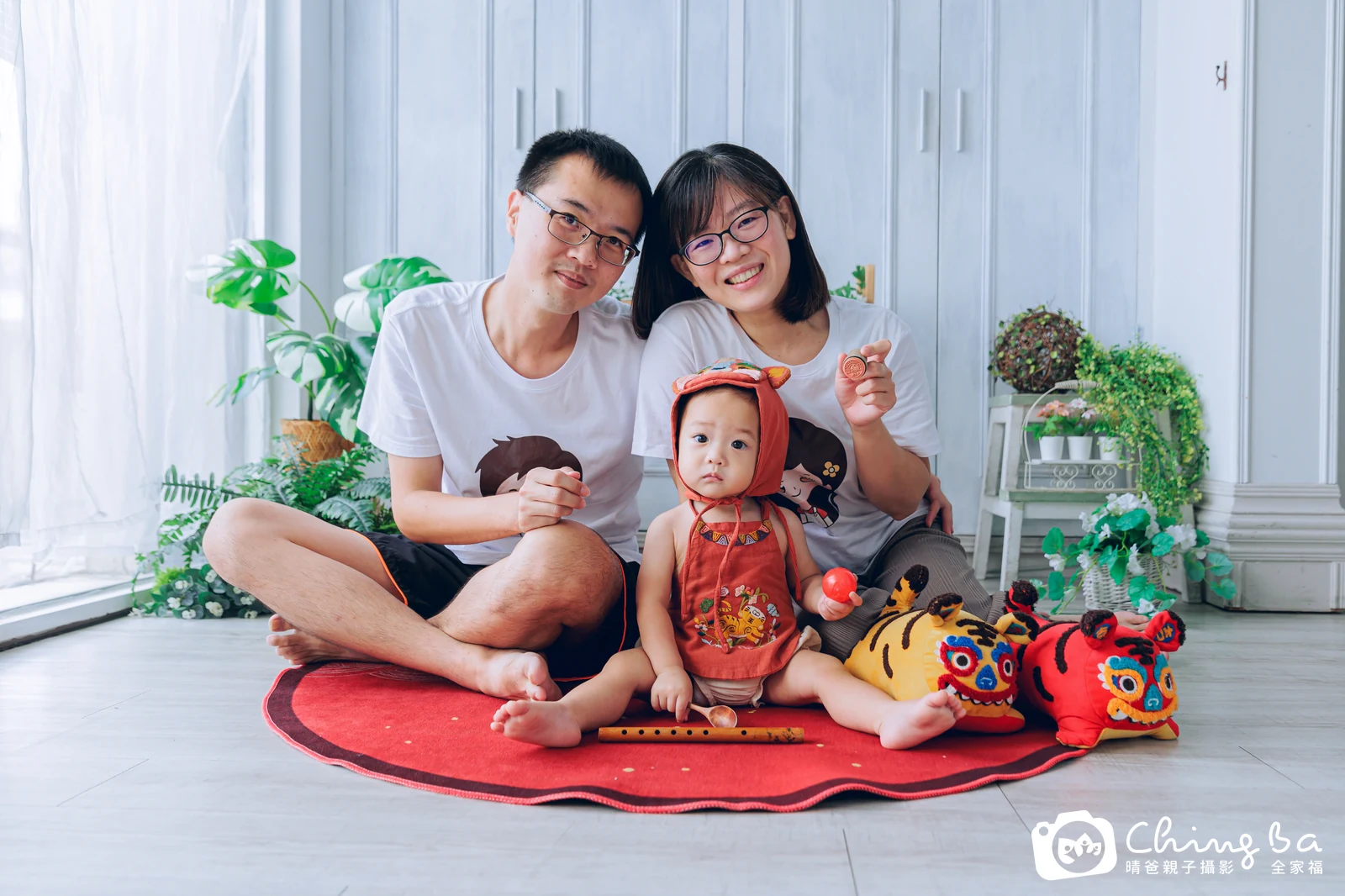 約 1 歲寶貝的宬宬拍抓周，2 大 1 小的周歲紀念