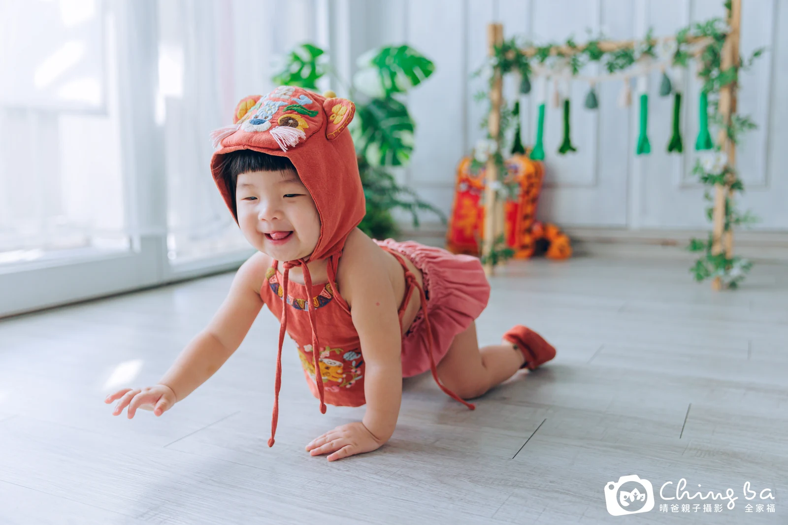 1 歲寶貝的小栗子拍抓周，2 大 1 小的周歲紀念