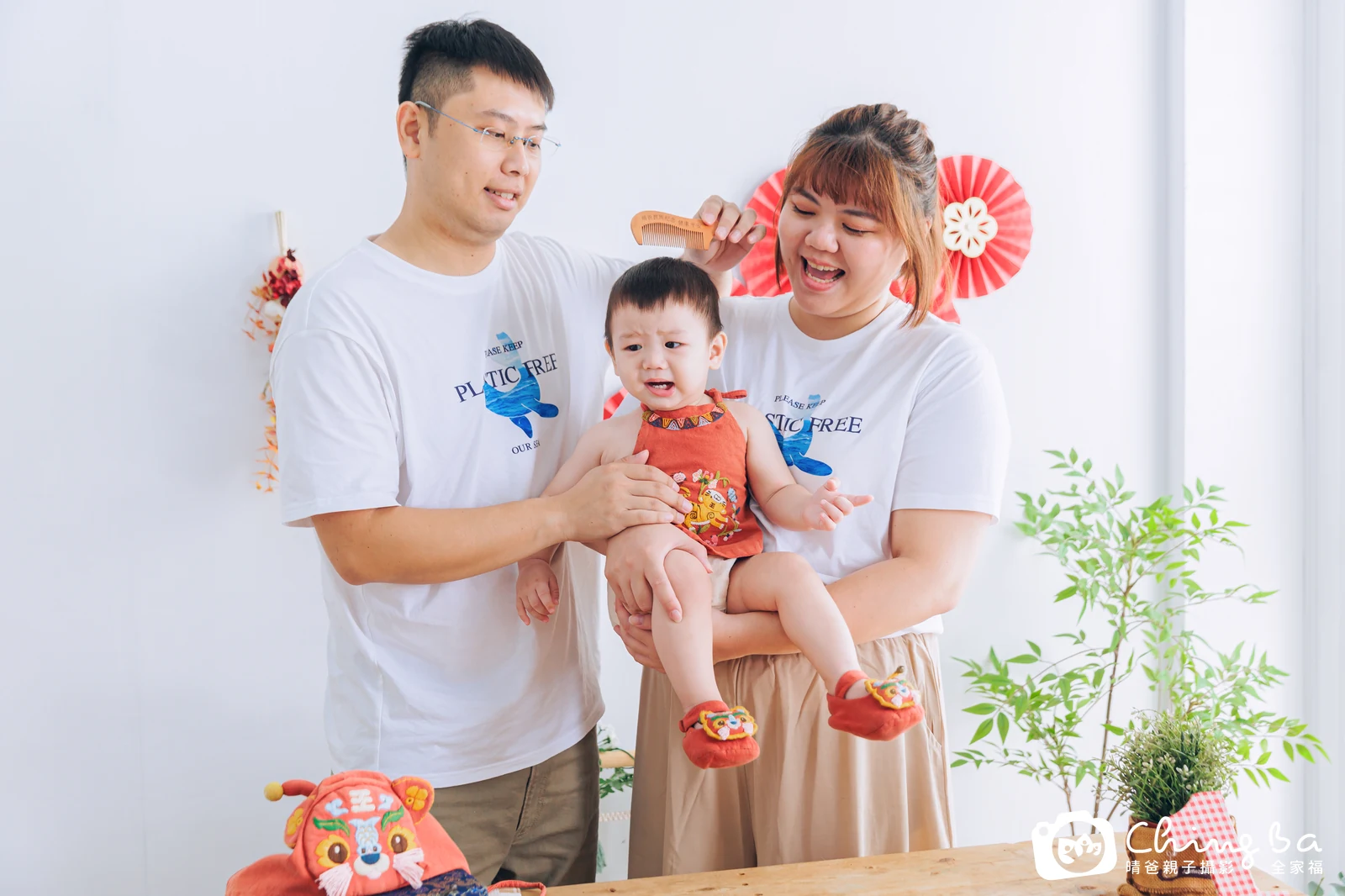 約 1 歲寶貝的源源拍抓周，9 大 1 小的周歲紀念