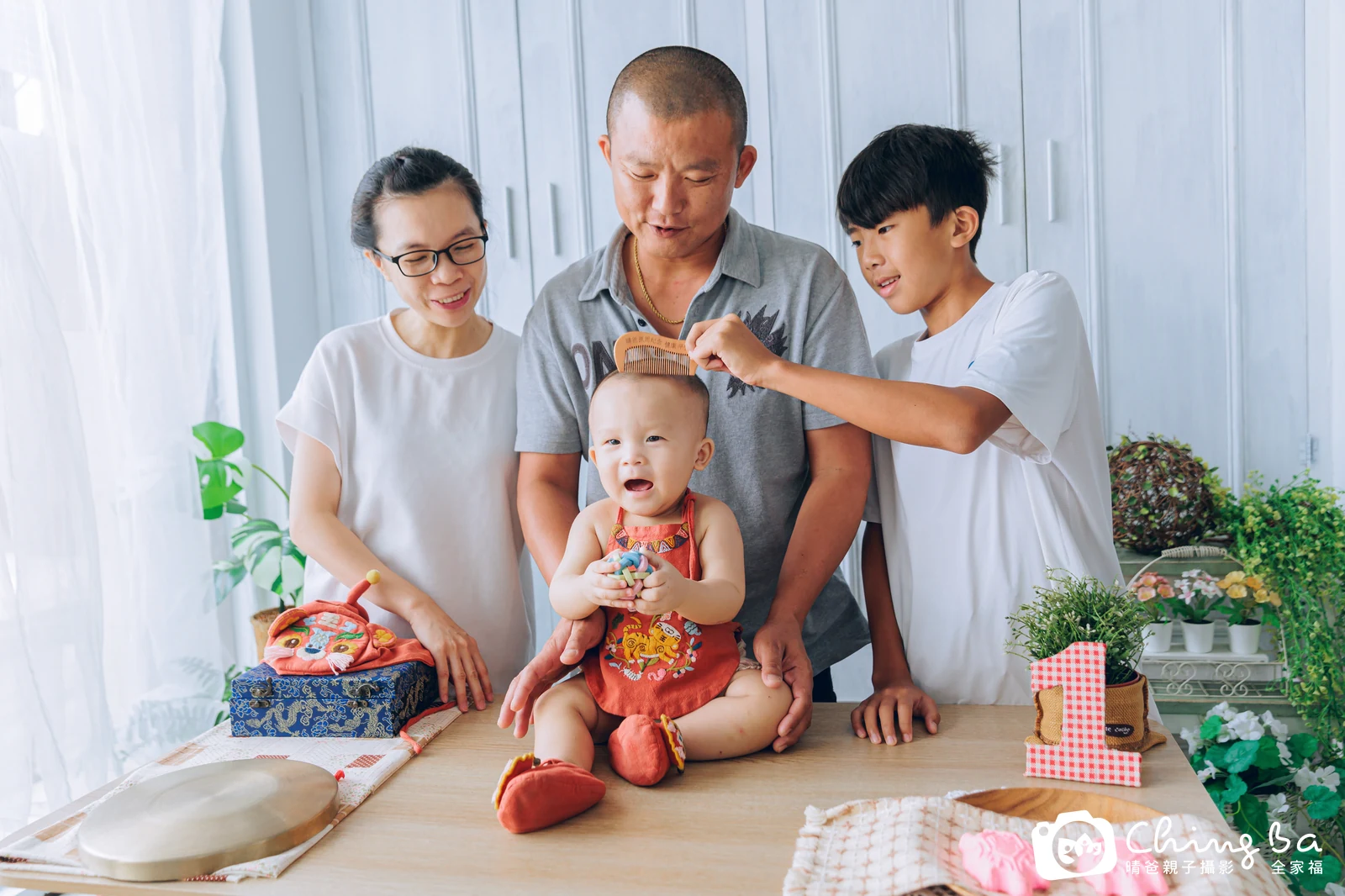 1 歲寶貝的弟弟拍抓周，2 大 2 小的周歲紀念