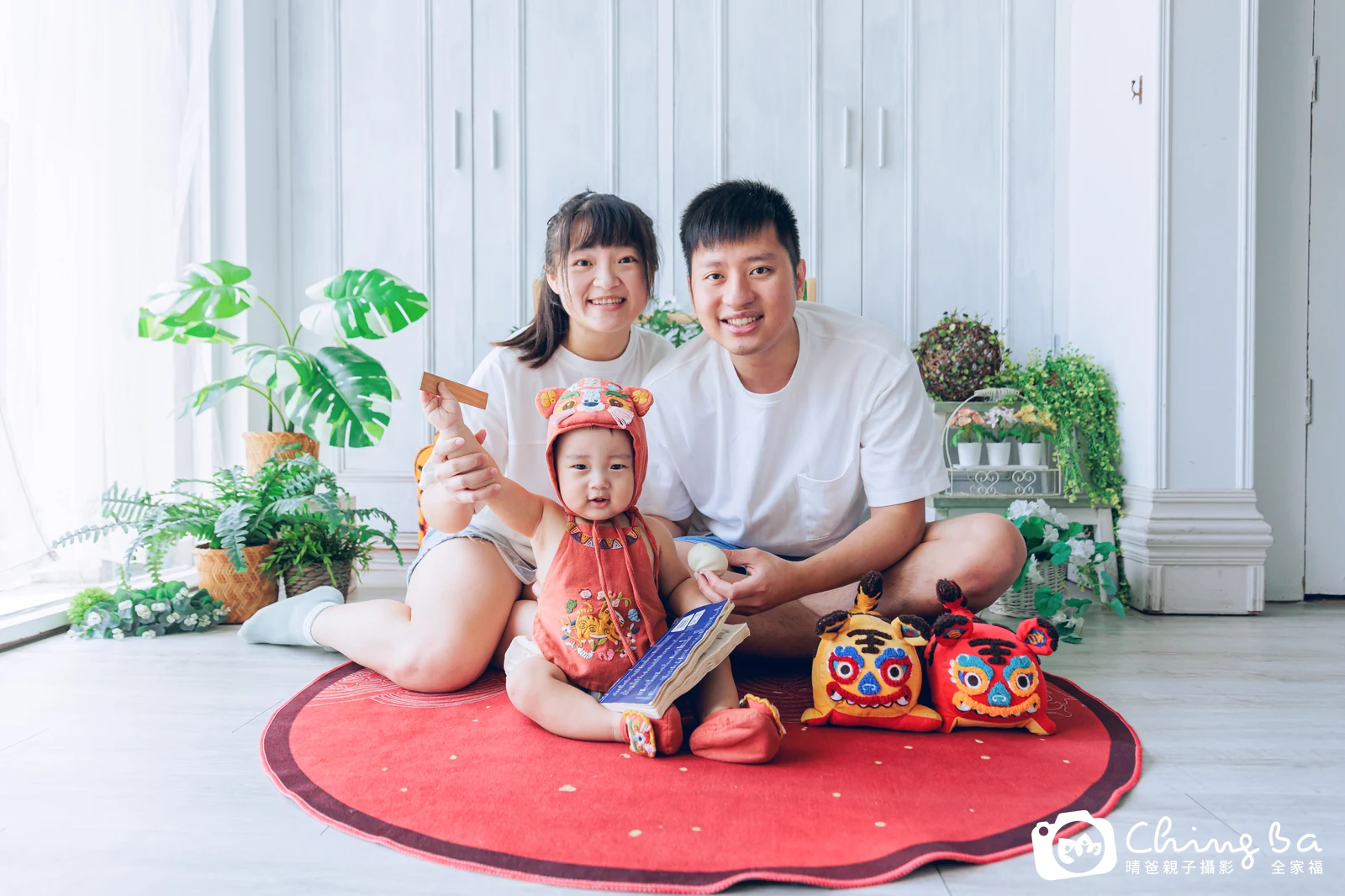 約 1 歲寶貝的安安拍抓周，2 大 1 小的周歲紀念