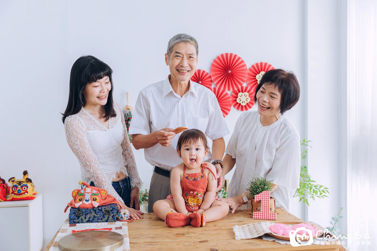 約 1 歲寶貝的Alina拍抓周，4 大 1 小的周歲紀念