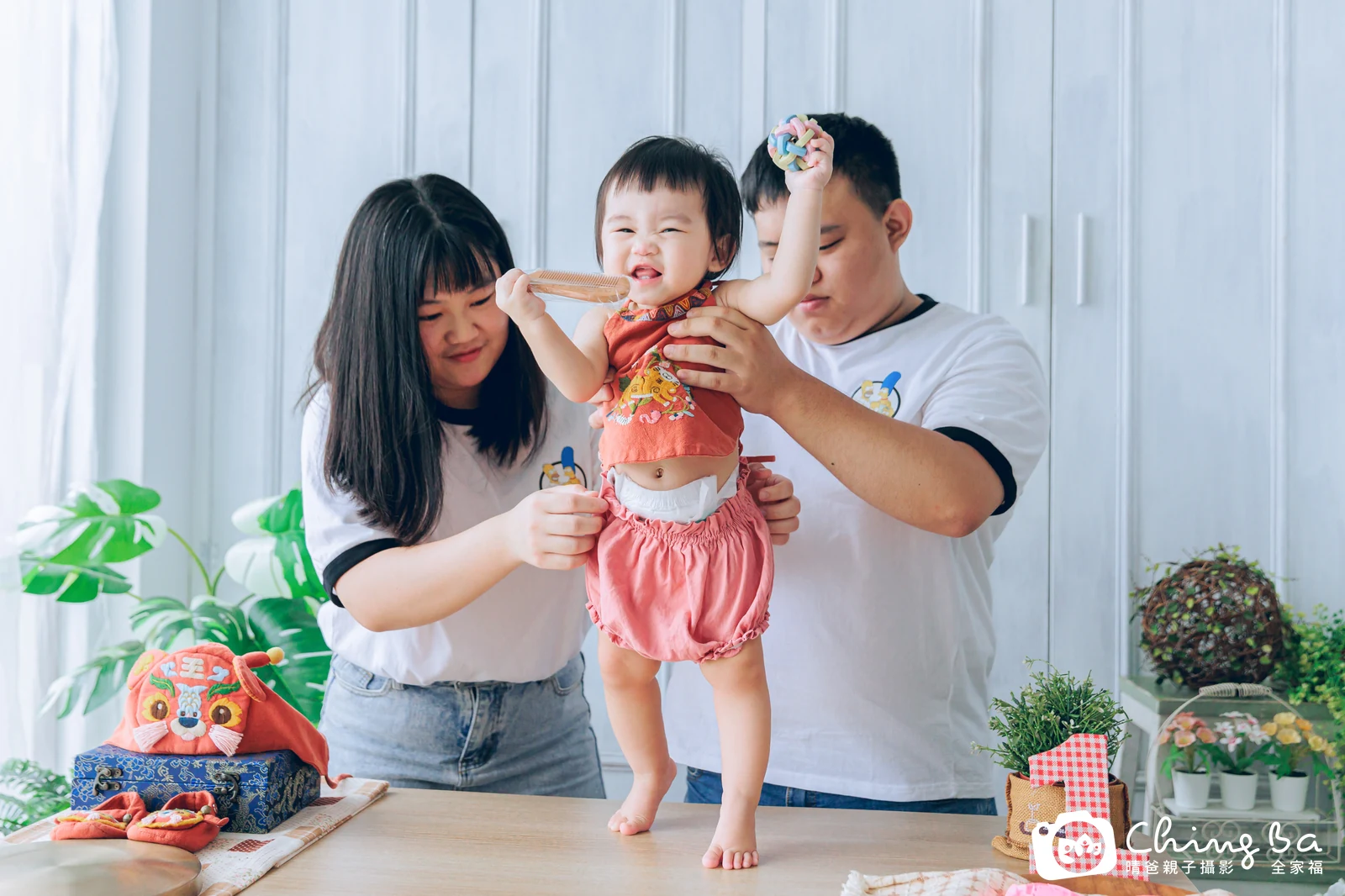 1 歲寶貝的小如拍抓周，2 大 1 小的周歲紀念