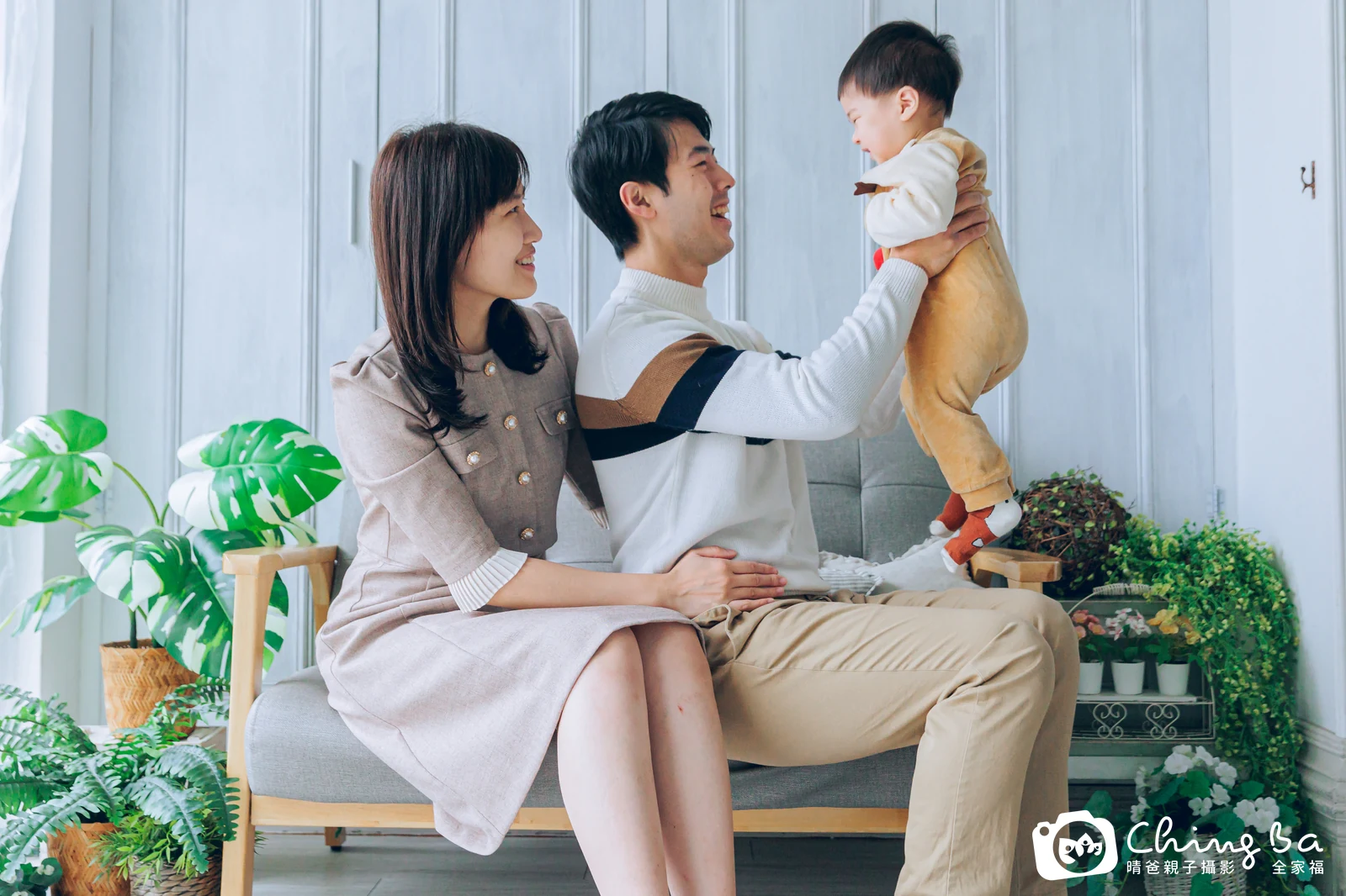 牌 1 歲 1 個月寶貝 台中小家庭抓周紀念照｜晴爸親子攝影