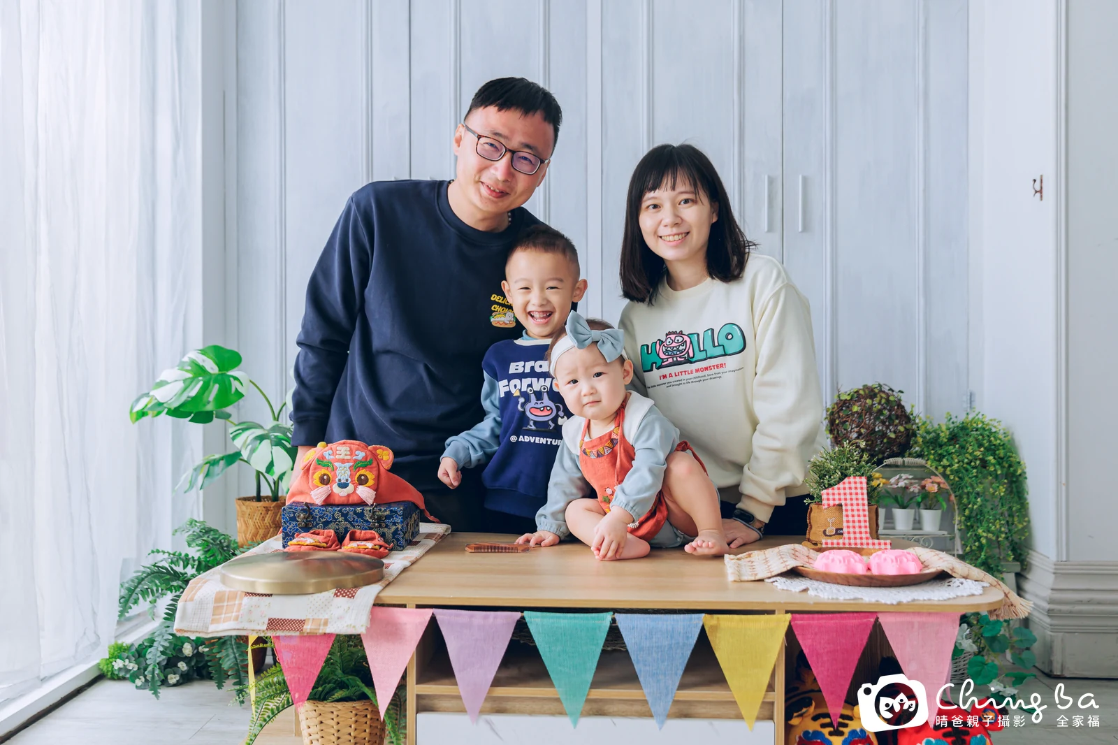 1 歲寶貝的妃妃拍抓周，2 大 2 小的周歲紀念