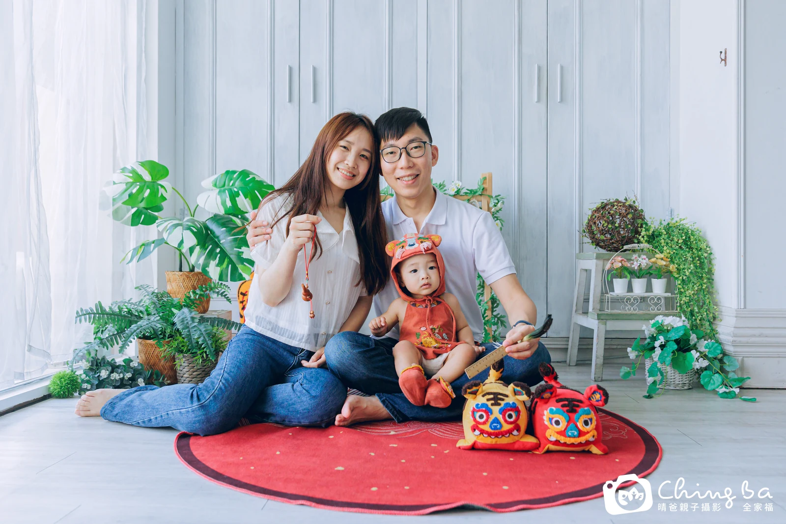 約 1 歲寶貝的小澈拍抓周，2 大 1 小的周歲紀念