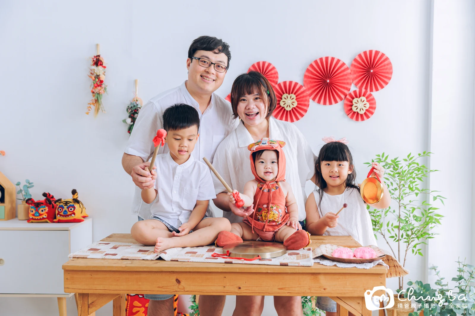 彤周歲抓周儀式的紀錄（2025 年夏季・假日場）