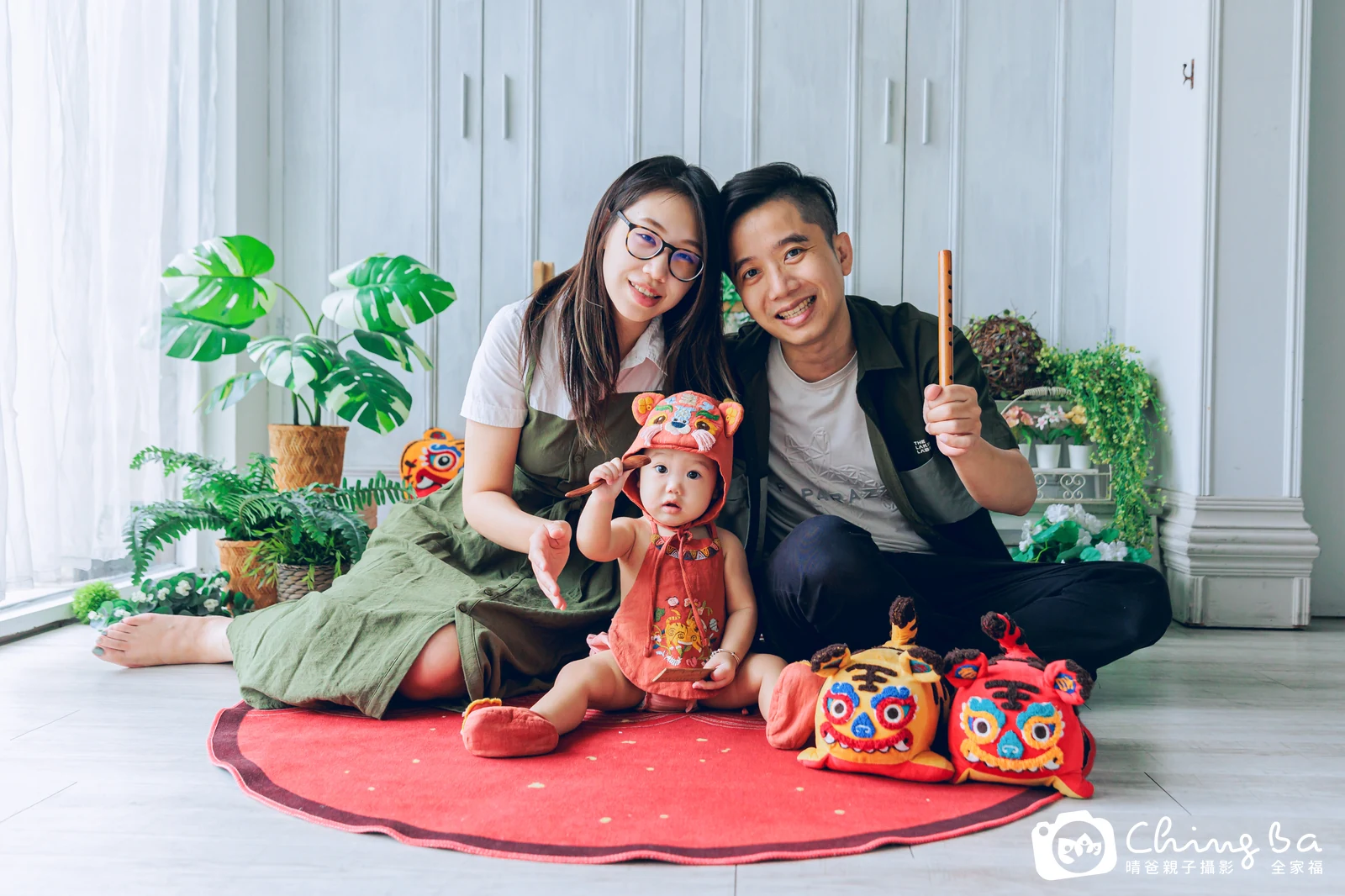 1 歲寶貝的亮亮拍抓周，2 大 1 小的周歲紀念