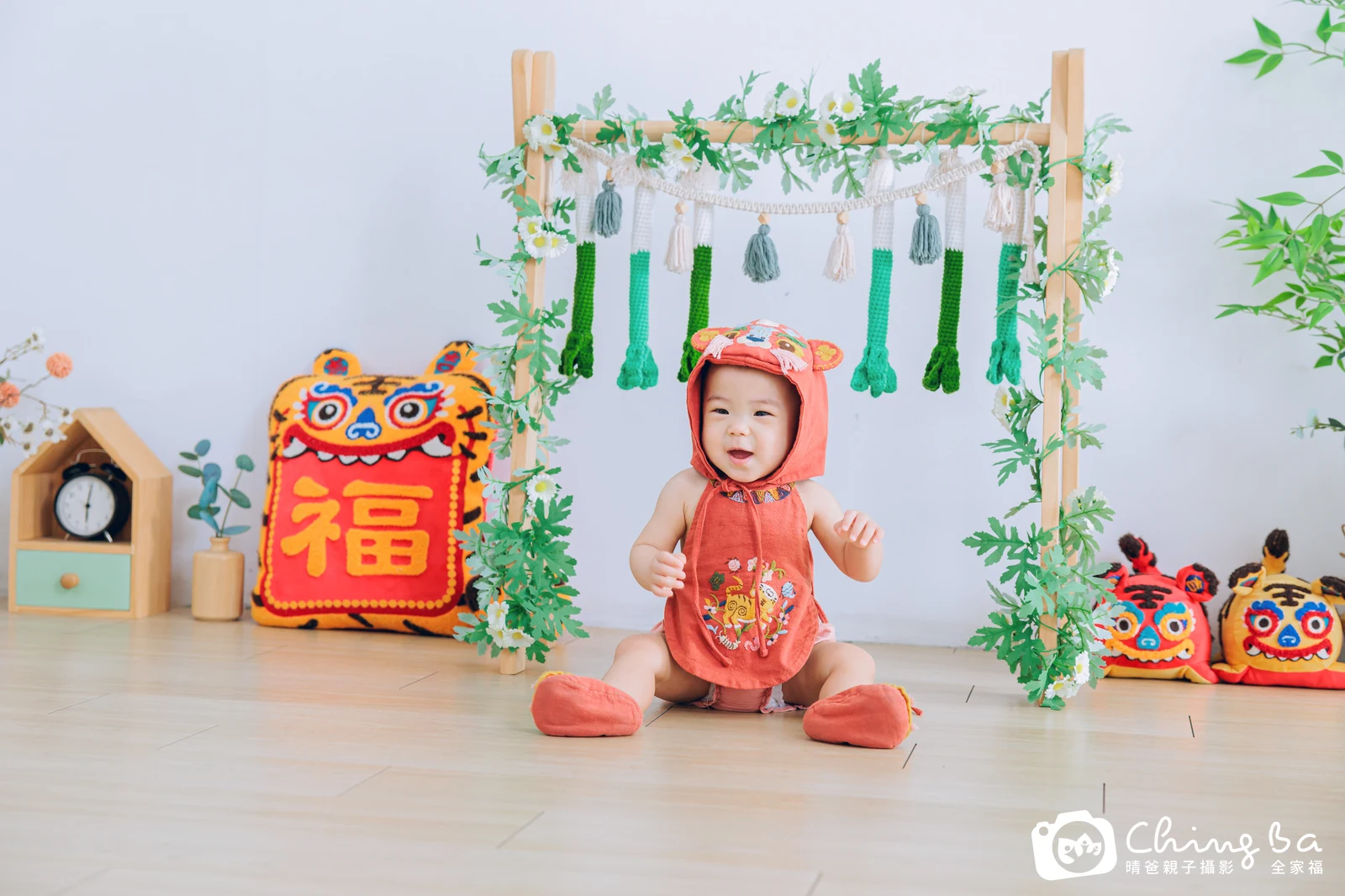 1 歲寶貝的米漿拍抓周，9 大 1 小的周歲紀念