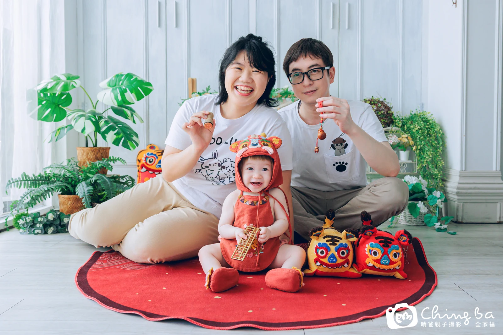 1 歲寶貝的小臻拍抓周，2 大 1 小的周歲紀念