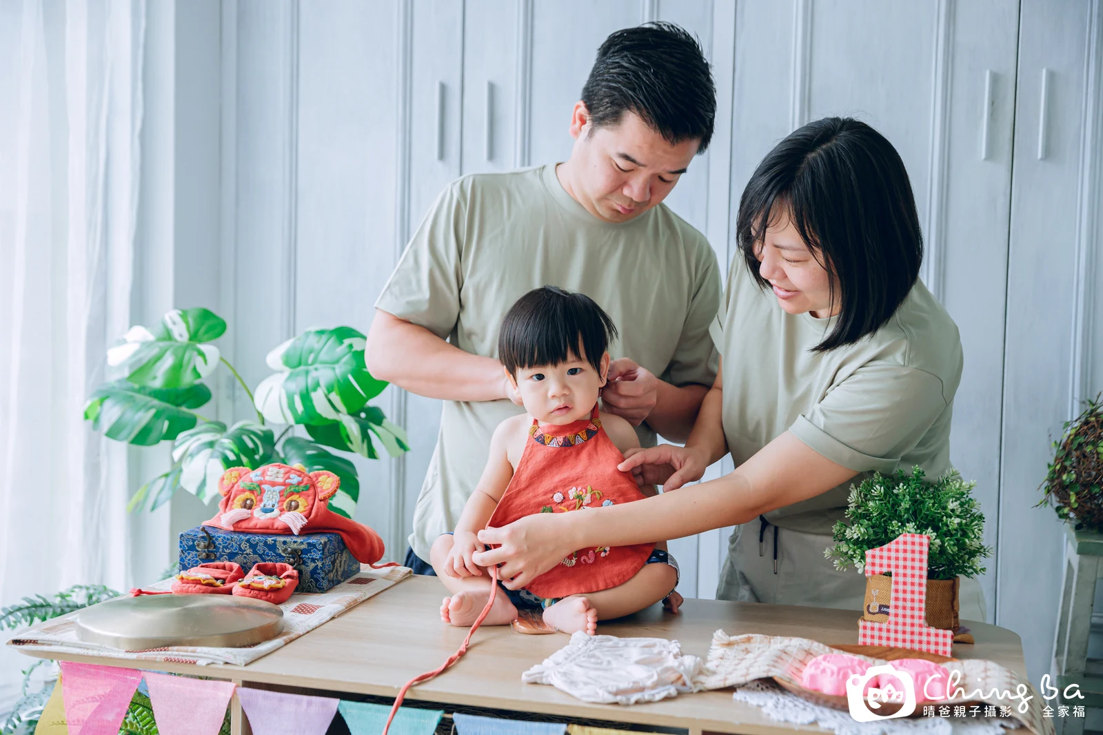 開心的台中小家庭抓周拍攝現場